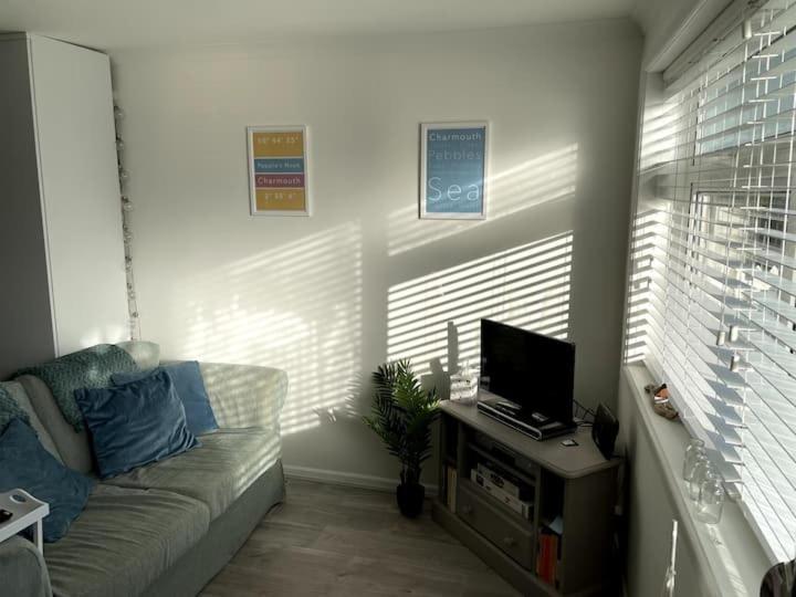 Self-Catering Studio In Beautiful Charmouth Exterior photo